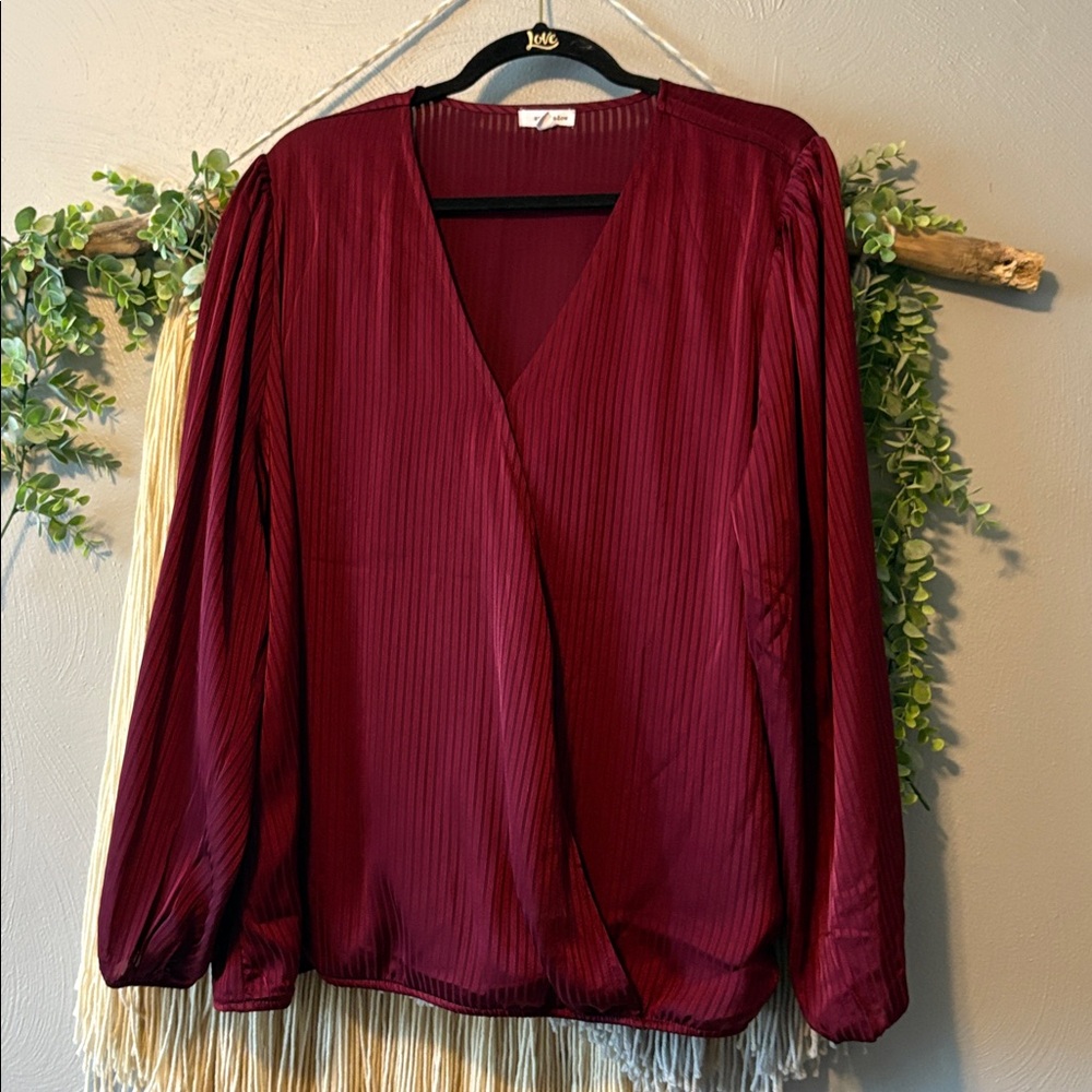 ⭐️4 for $40 ⭐️ Eyeshadow Deep Burgundy Top